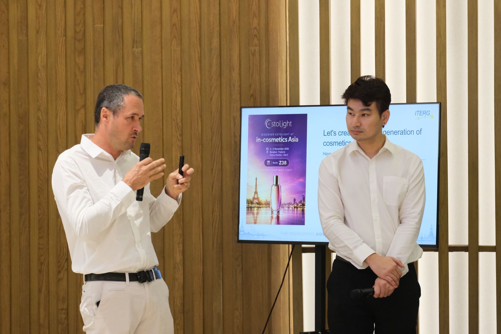 Didier Pintori และ ดร.วุฒิพงษ์ ในช่วงกรณีศึกษา EstoLight®