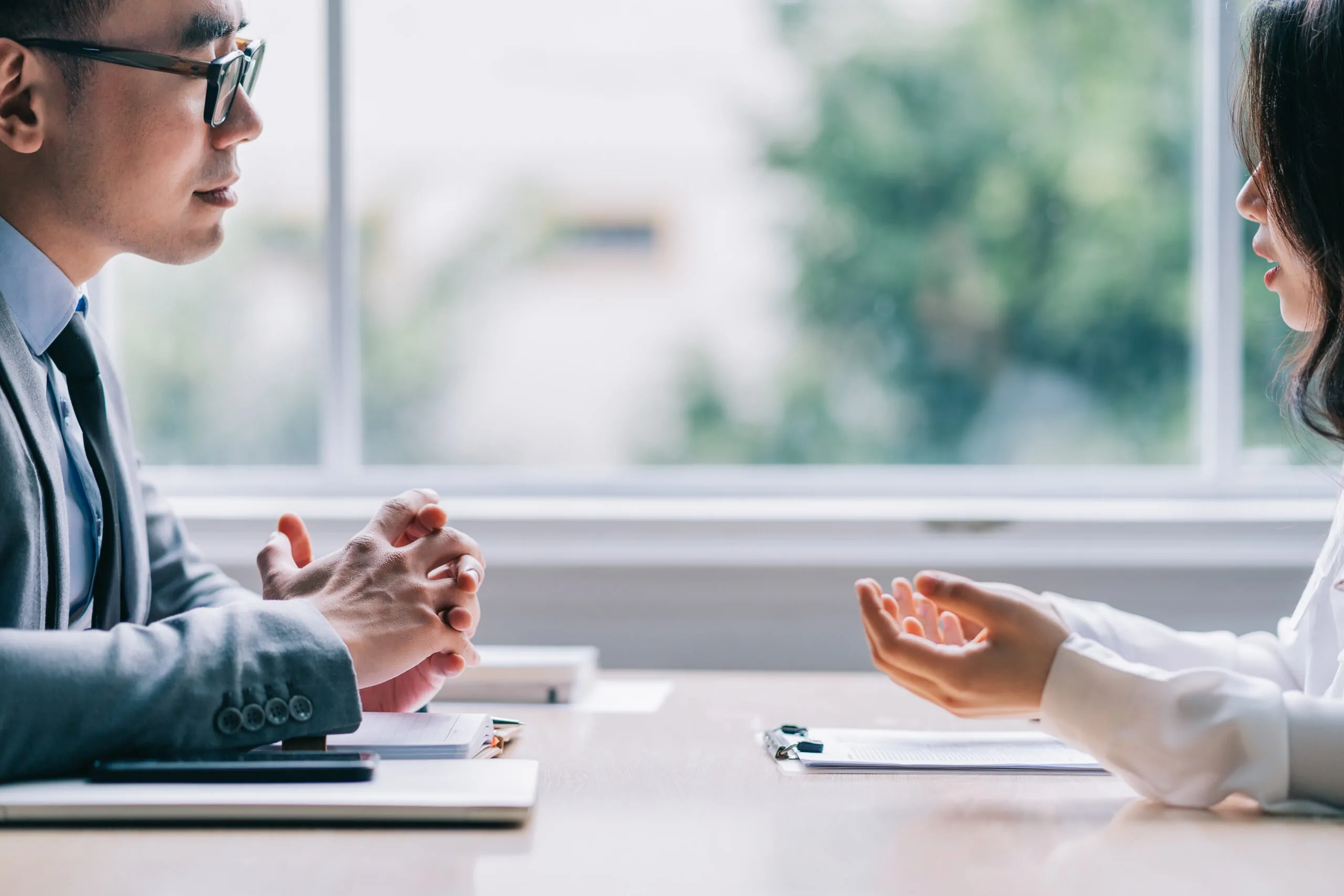 Asian male director is interviewing to recruit new employees บริการวิจัยตลาดเชิงลึก (Deep Dive Market Research) ในอุตสาหกรรมสุขภาพและความงามไทย
