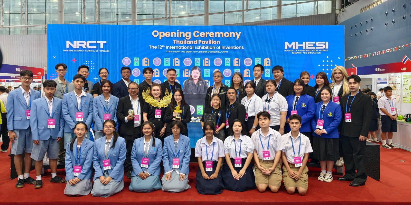 คณะนักวิจัยและผู้ประกอบการไทยในพิธีเปิด Thailand Pavilion