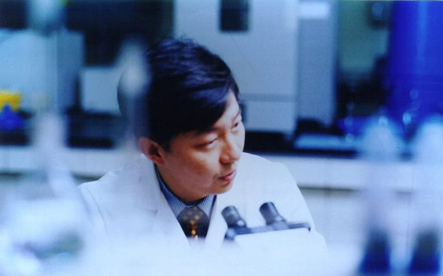 Dr. Garbeen Yim at a microscope in the laboratory